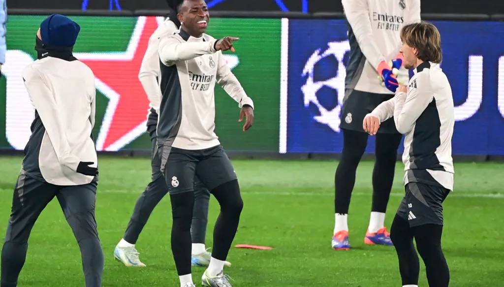 تحديد موقف مشاركة فينيسيوس جونيور أمام أتالانتا