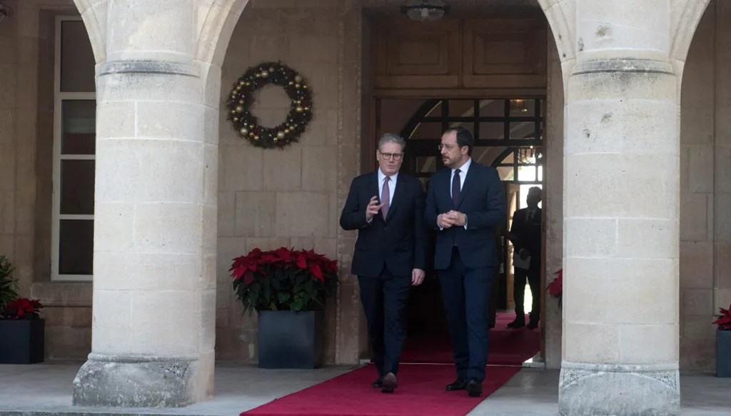 بريطانيا وقبرص تتعهدان بتعزيز العلاقات