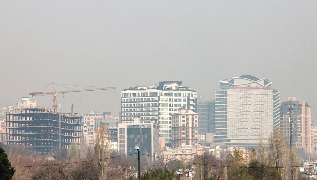 نقل العاصمة في إيران: ضرورة ملحّة تعرقلها شبكة مصالح سياسية واقتصادية