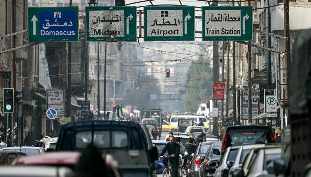 "مفعمة بالأمل"... الحركة تعود تدريجاً إلى شوارع حلب