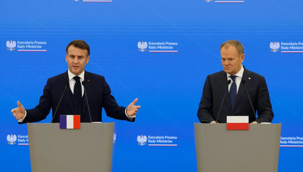 توسك: ناقشت مع ماكرون فكرة إرسال قوات سلام أجنبية إلى أوكرانيا