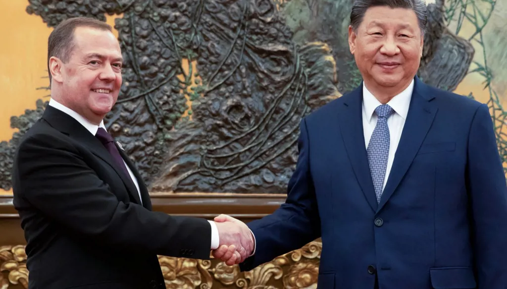 شي يؤكد لميدفيديف استعداد بكين لتوطيد العلاقات مع موسكو