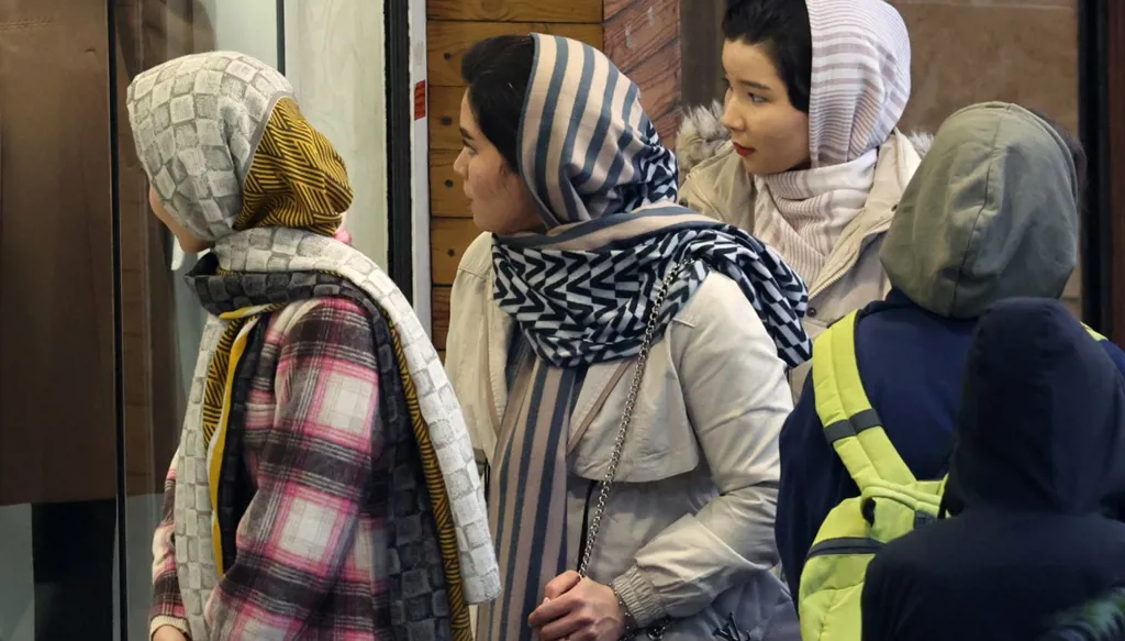 مشروع قانون مثير للجدل حول إلزامية الحجاب في إيران... ومجلس الشورى يتحرّك