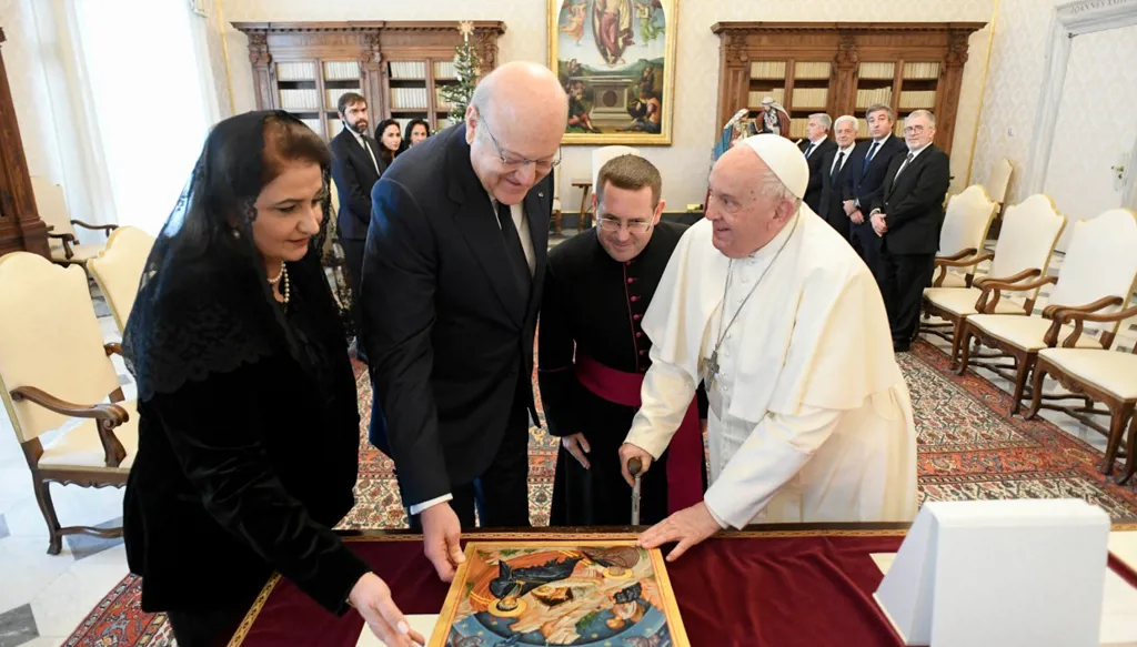 بالصور- أيقونة ميقاتي إلى البابا فرنسيس