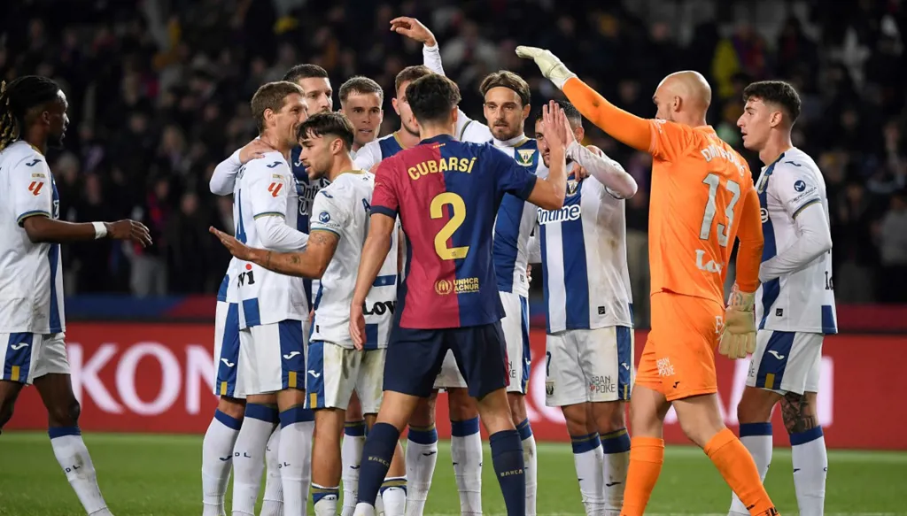 برشلونة يسقط أمام ليغانيس ويتقاسم الصدارة مع أتلتيكو مدريد
