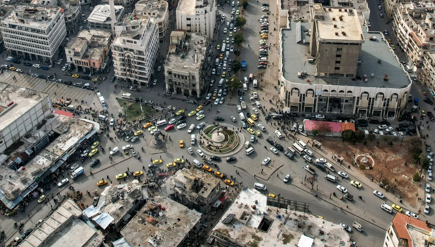 تركيا والفصائل المسلحة الموالية لها تحشد قواتها على طول الحدود مع سوريا