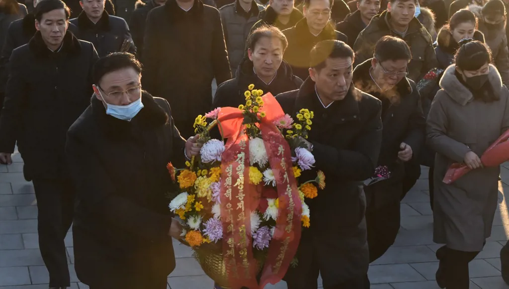 بالفيديو - زعيم كوريا الشمالية يزور قبر والده في ذكرى وفاته الثالثة عشرة