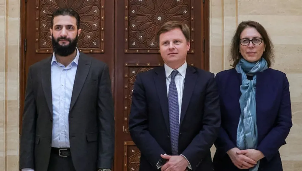 الشرع إلى جانب مسؤولة بريطانية من دون غطاء رأس... نساء "الأمم المتحدة" وضعن الحجاب