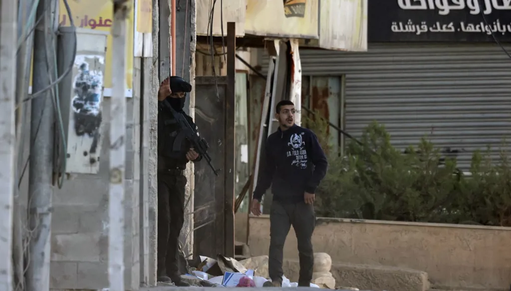 فلسطينيون يتهمون مستوطنين إسرائيليين بإحراق مسجد بالضفة الغربية