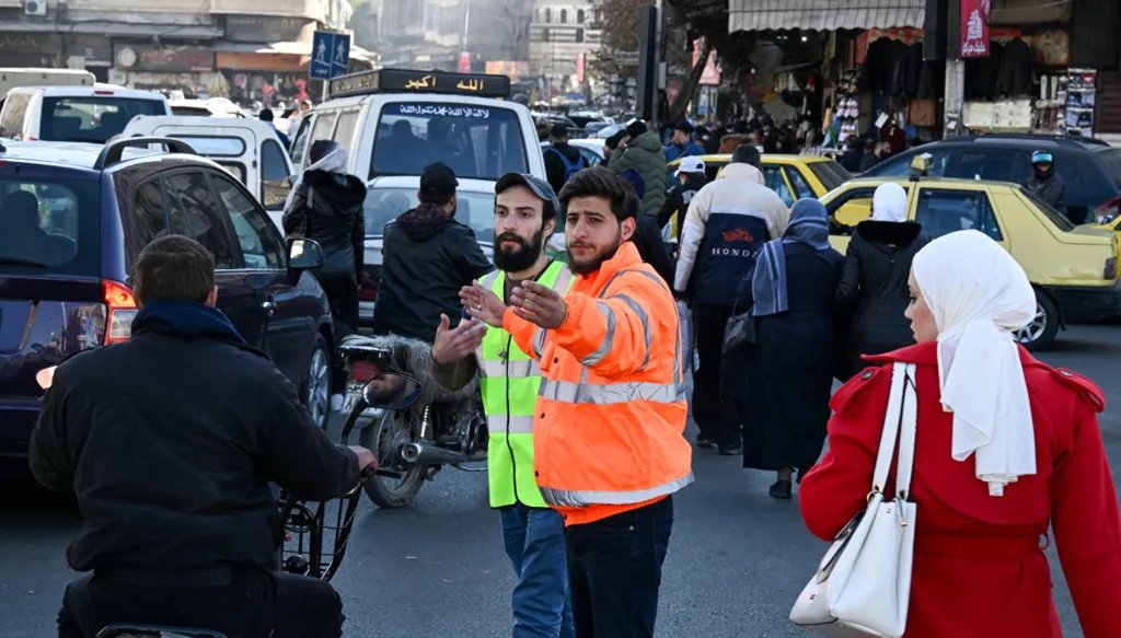 مئات السوريين يتجمعون في ساحة الأمويين بدمشق... وهذه مطالبهم