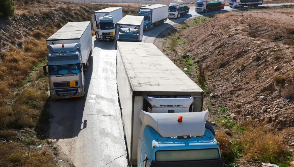 بعد توقف لأسبوعين... استئناف الحركة التجارية على الحدود الأردنية السورية