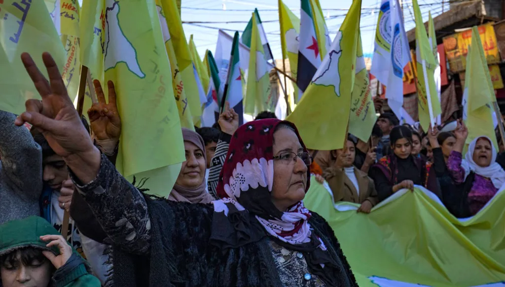 سوريا... الآلاف يتظاهرون في القامشلي دعماً للإدارة الذاتية الكردية