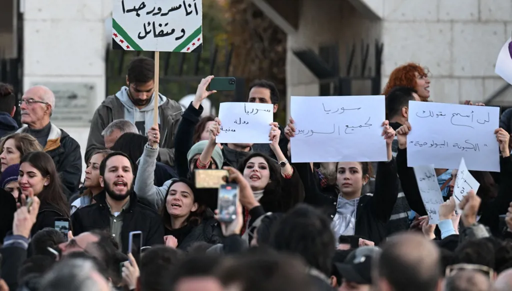 الشرع مقبول لكن "تحت الاختبار" عربياً وغربياً