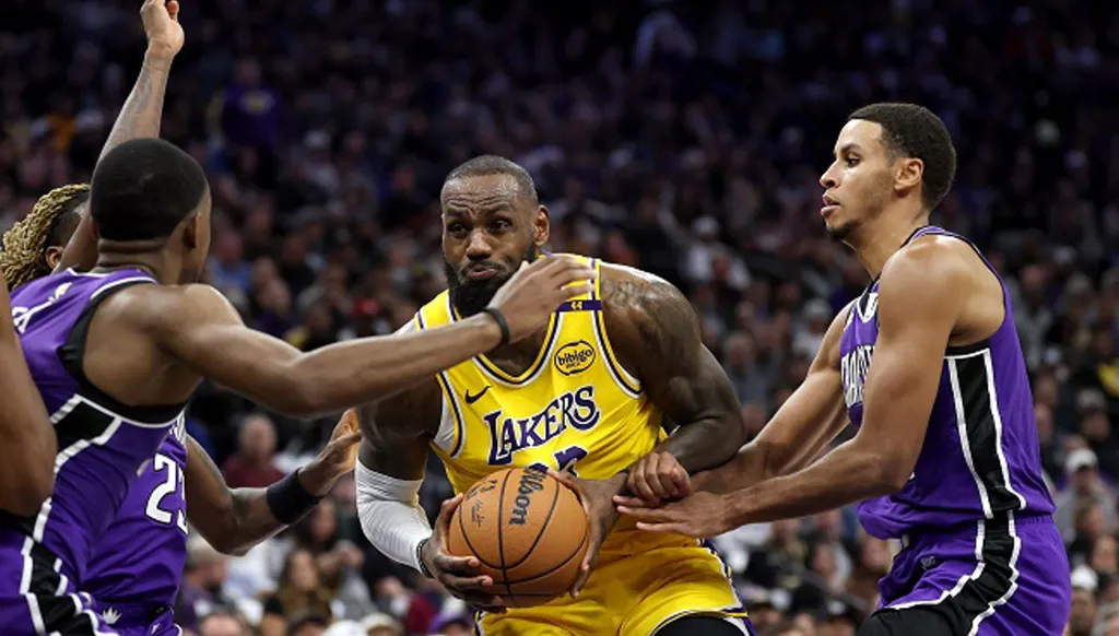 ليبرون جيمس يواصل تحطيم الأرقام القياسية في NBA