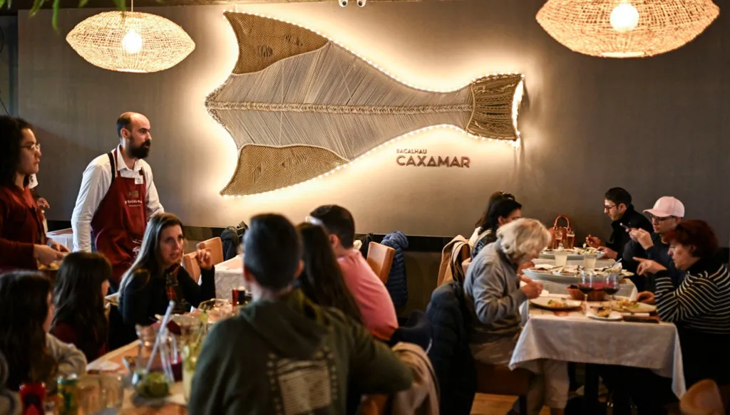 بالصور - "رئيس يتقيأ وآخر لا يشبع"... وجبات طعام تخلق أزمات ديبلوماسية بين دول!