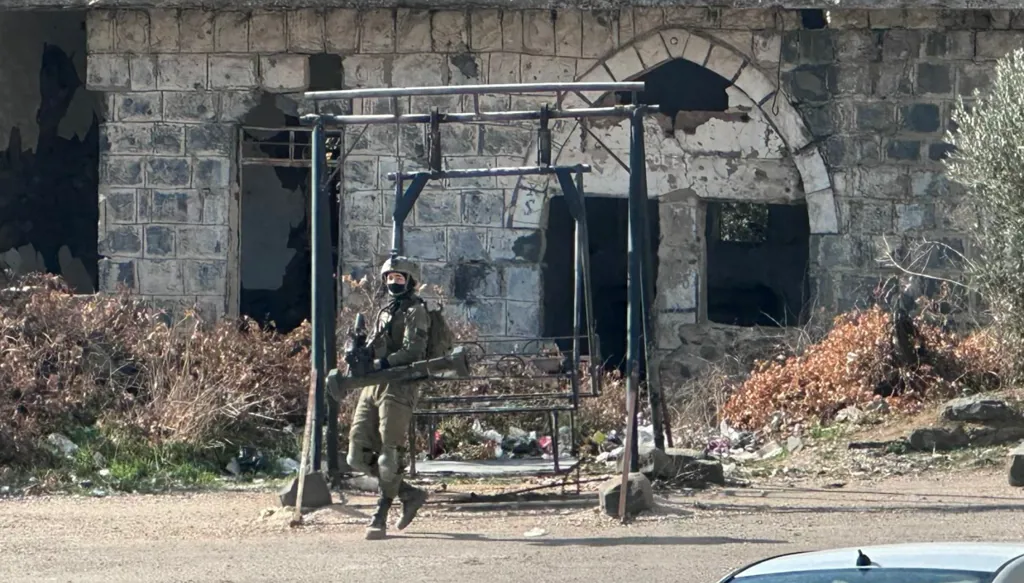 الجيش الإسرائيلي يعلن اعتقال شخصين جنوبي سوريا