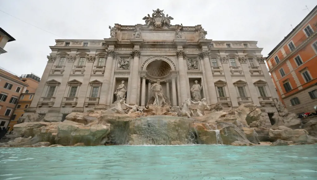 نافورة تريفي تتألّق مجدداً بعد أعمال تنظيف شاملة