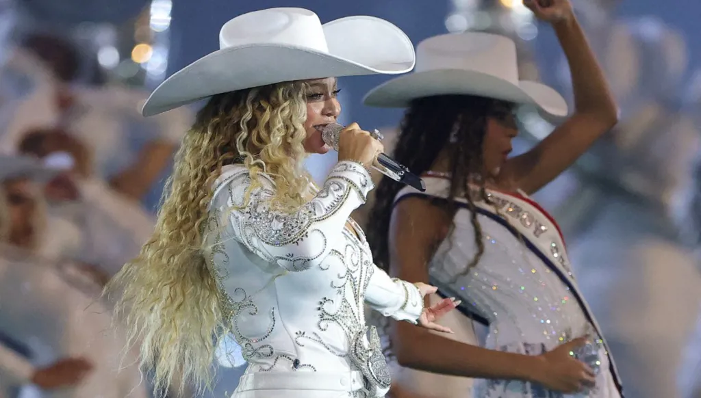 بيونسيه تُحيي حفلات العيد الغنائيّة بالأبيض... لون السّلام والأمل (صور وفيديو)