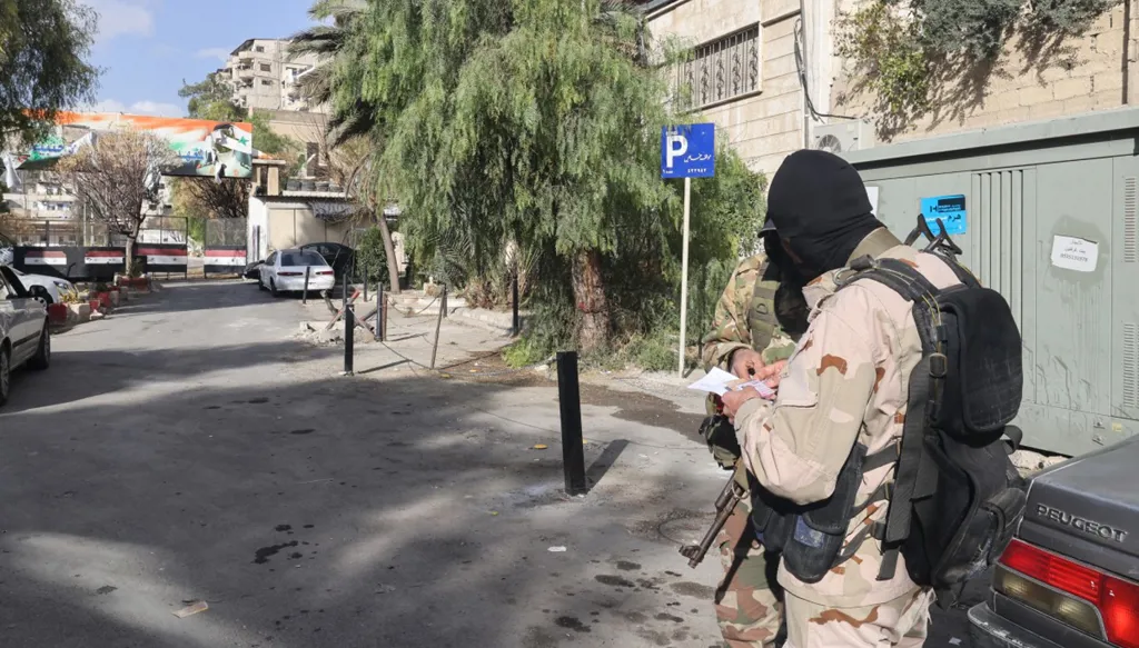 المرصد السوري: اعتقال نحو 300 شخص من عسكريين وموالين للجيش خلال أسبوع