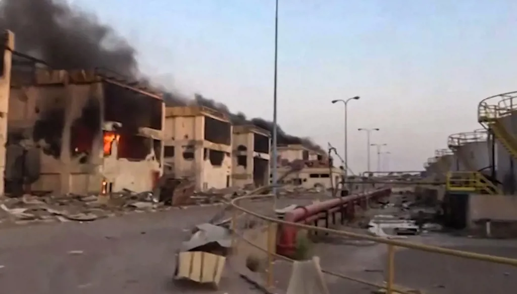 بعد الهجوم الإسرائيلي... الحوثيون: استهدفنا مطار بن غوريون بصاروخ باليستيّ "فرط صوتي"