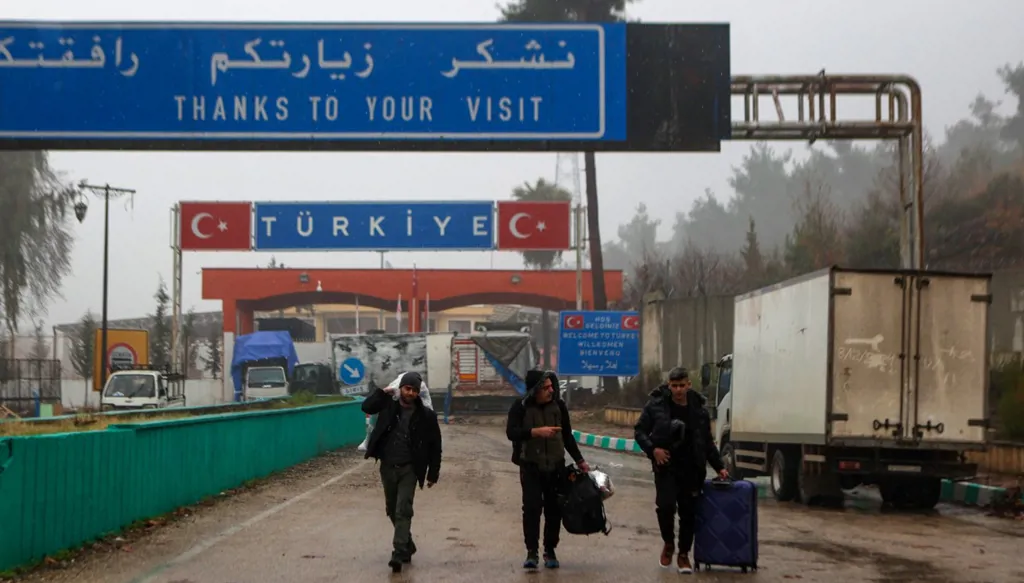 تركيا: أكثر من 30 ألف سوري عادوا إلى بلدهم منذ سقوط الأسد