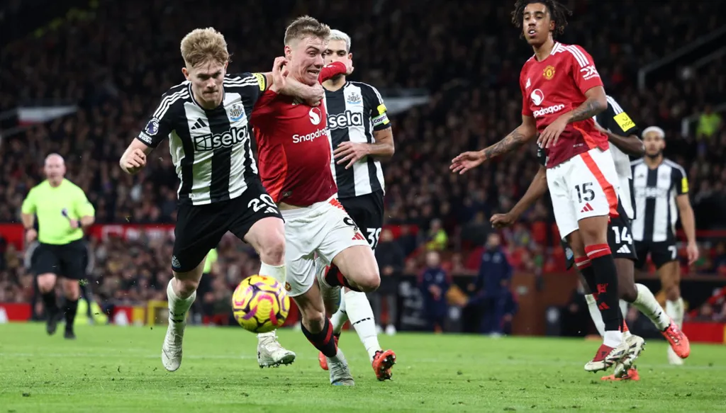 إيدي هاو يمتدح دفاع نيوكاسل يونايتد بعد التفوق على مانشستر يونايتد