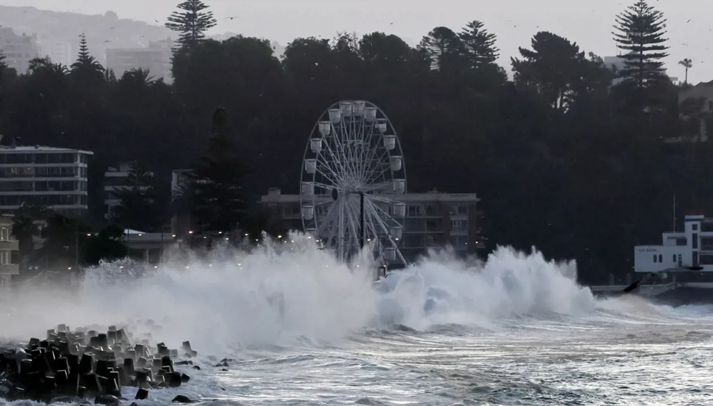تحذيرات مرتبطة بمخاطر الأمواج العاتية في هذين البلدين... الخطر لن يزول قبل الإثنين