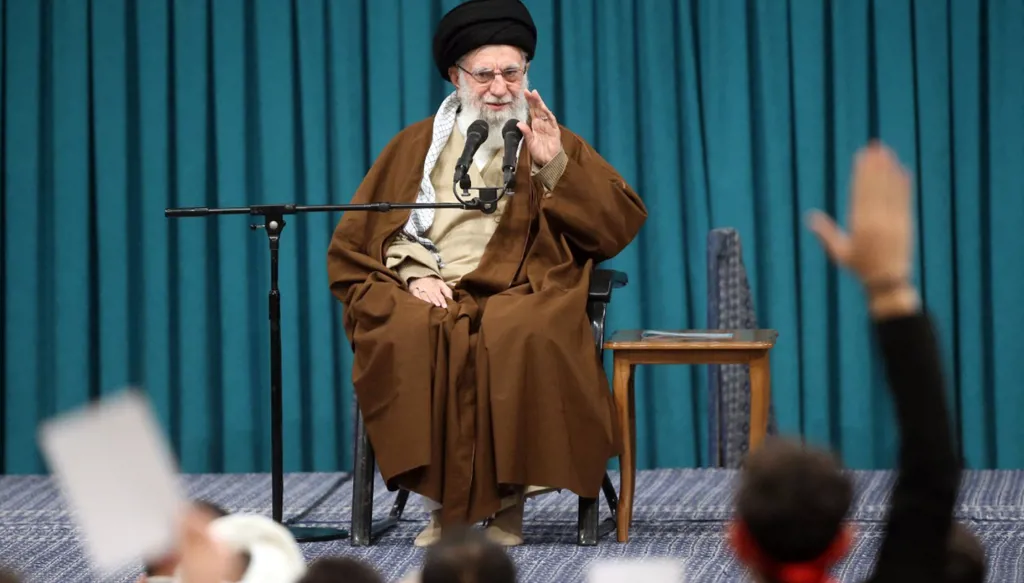 خامنئي يُهدّد بـ"مقاومة جديدة"... ما هي مقوّماتها وإمكانيات نجاحها؟