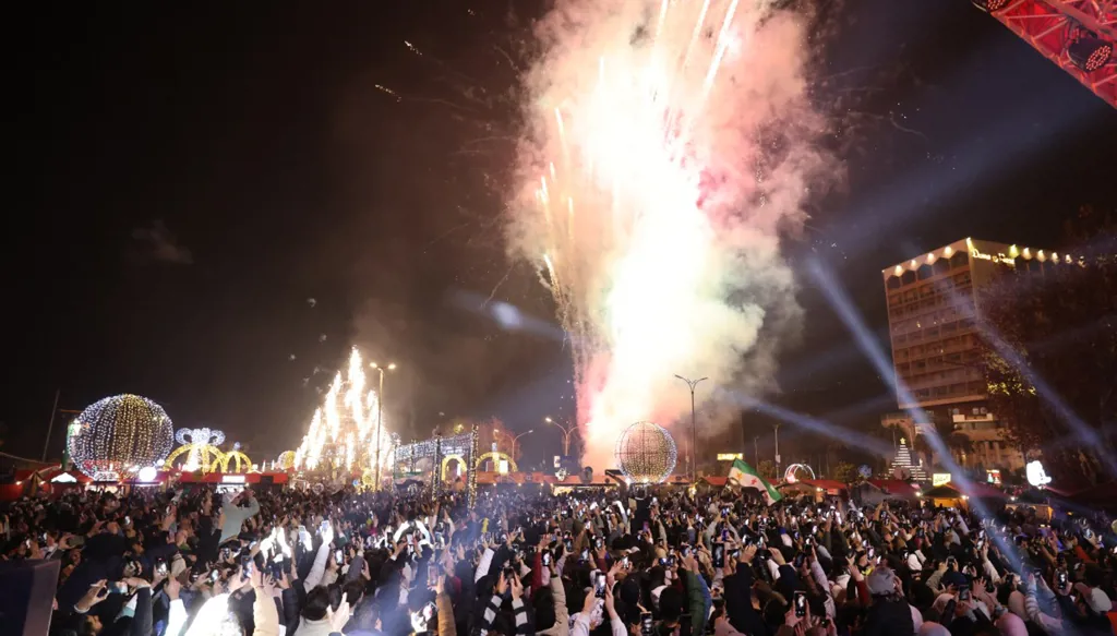 مئات السوريين يستقبلون في ساحة الأمويين بدمشق العام الجديد يحدوهم "الأمل"