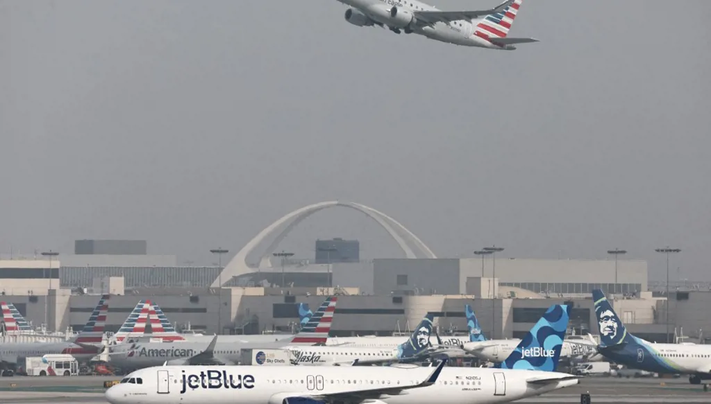 دراسة: الزيادة المتوقّعة في السفر جوّاً تتعارض مع مكافحة تغيّر المناخ