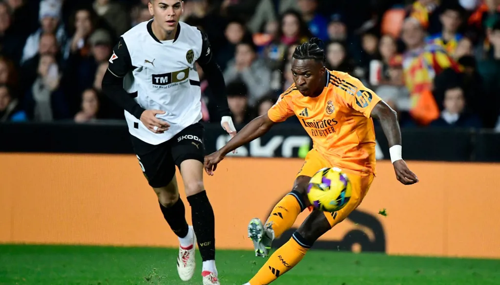 فينيسيوس صاحب الموهبة الكبيرة والعقلية "الطفولية"