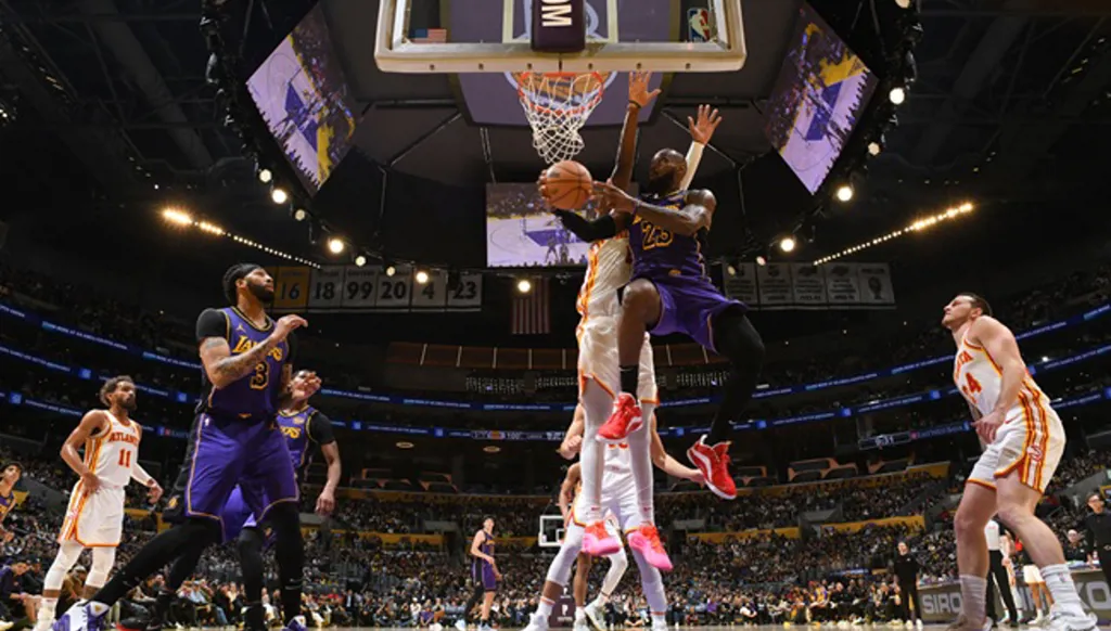 ليبرون جيمس يحطم رقم جوردان في NBA