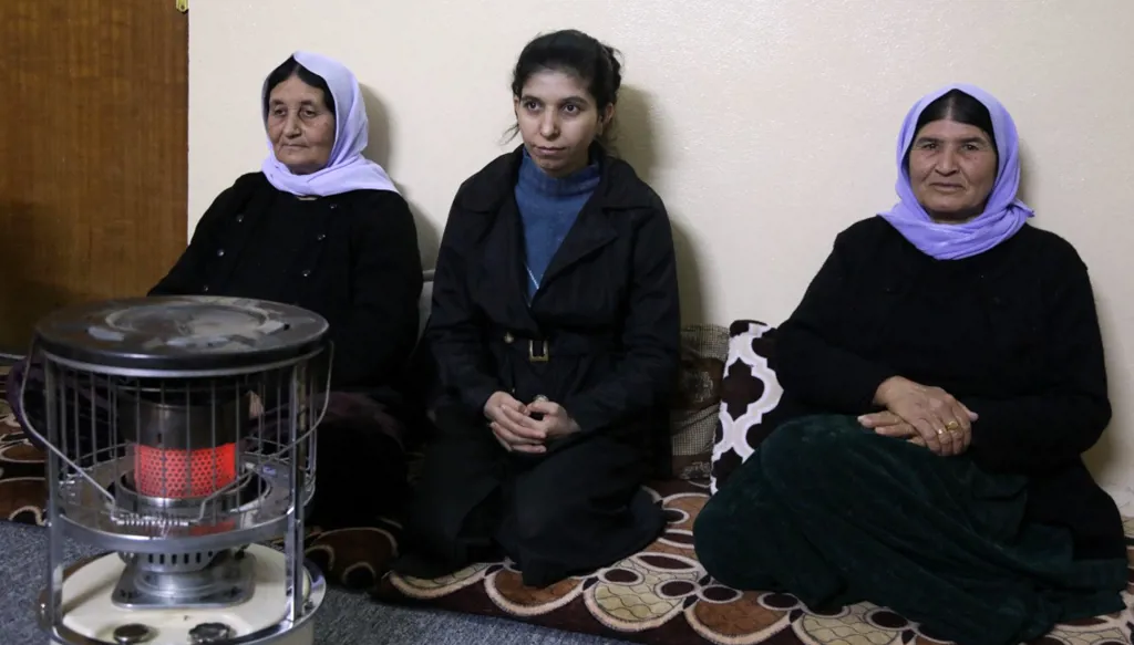 بعد عقد من الفراق شابة أيزيدية تعود إلى حضن شقيقتها في العراق