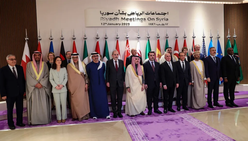 مؤتمر الرياض يُرحّب بسوريا الجديدة: رفع العقوبات مقابل انضباط داخلي وإقليمي؟