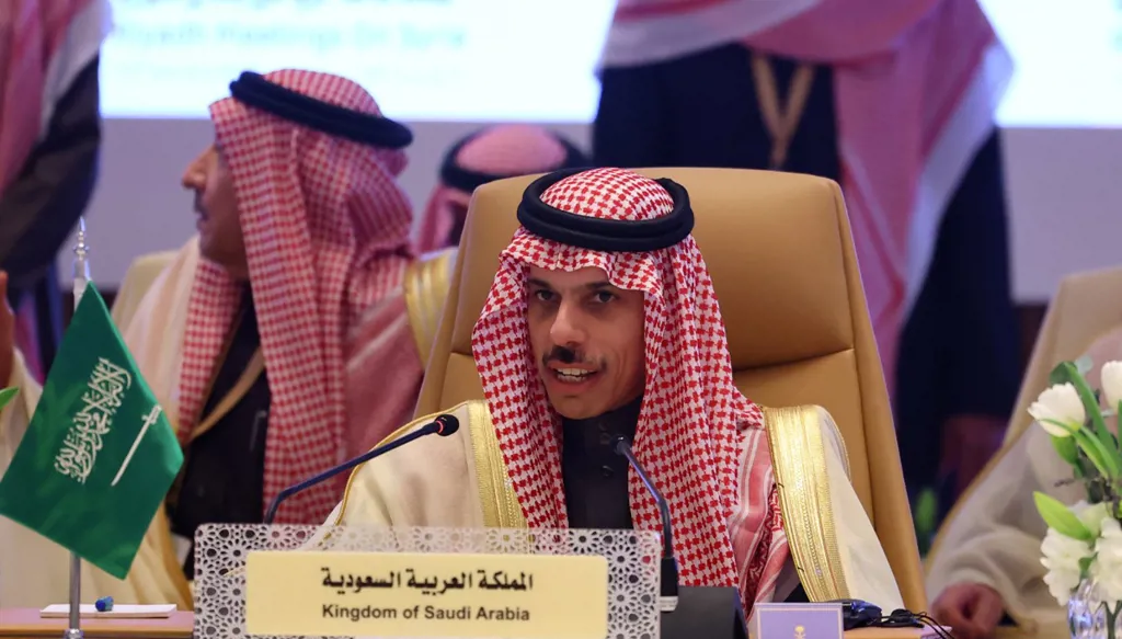 وزير الخارجية السعودي في اختتام اجتماع الرياض: نؤكد أهمية رفع العقوبات الأحادية والأممية المفروضة على سوريا