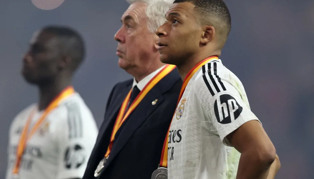 عواقب الخماسية... ريال مدريد يفكر في بديل أنشيلوتي وتدعيم الدفاع