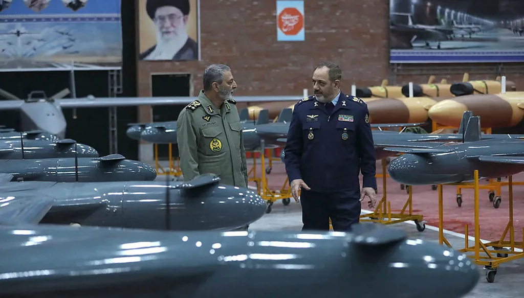 بالفيديو - إيران تستبق تنصيب ترامب بمناورات عسكرية... وتستقبل عهده بـ1000 مسيّرة!