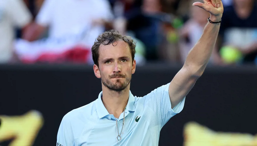 مدفيديف يحطم مضربه ويفوز بصعوبة في استراليا المفتوحة