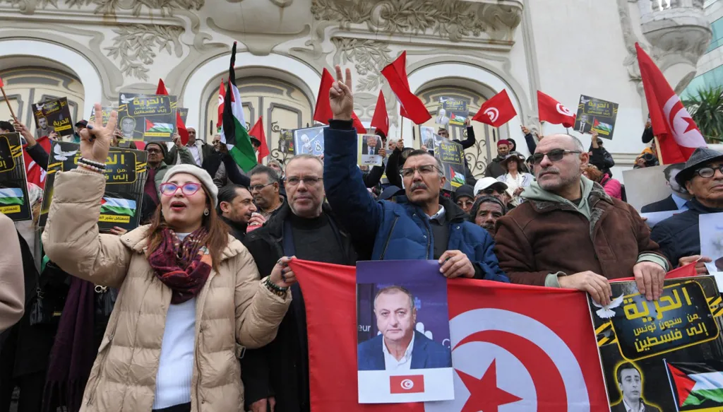 بعد 14 سنة على "ثورة الياسمين"... تونسيون يحنّون إلى زمن بن علي!
