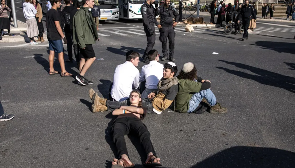 نتنياهو يفتعل الأزمات ويتّهم "حماس" بالتنصّل... الائتلاف أولى من عودة الأسرى