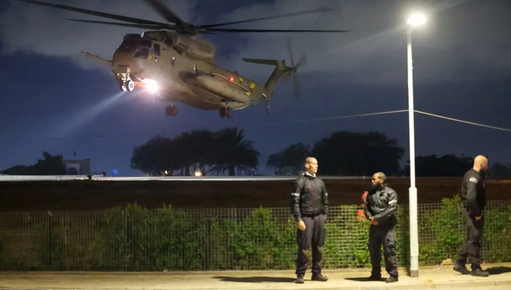 مسؤولون أمنيون سابقون في إسرائيل يطالبون بإجراء انتخابات "فورية" في البلاد