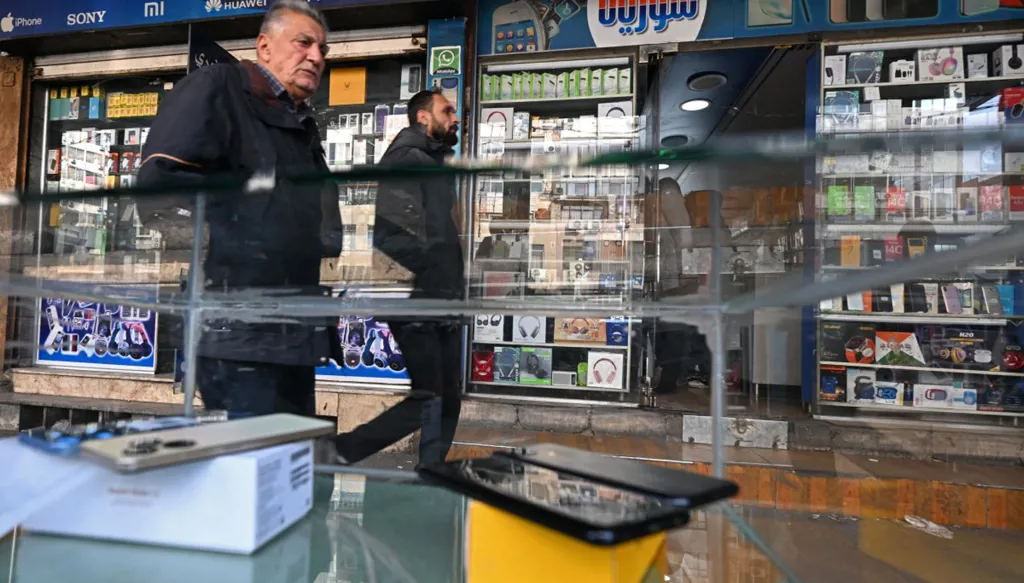 أصحاب متاجر الهواتف في دمشق سعداء لخلاصهم من سطوة الأسد
