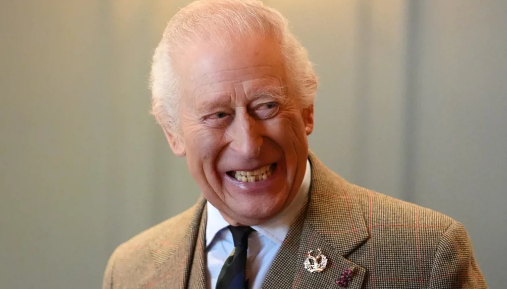 صورة جديدة للملك تشارلز مرتدياً إزاراً اسكتلندياً من قماش يحمل اسمه