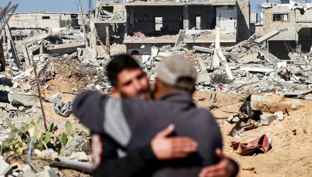 فرحة سكان غزة بوقف النار تخف مع زيارة منازلهم المدمرة والنبش عن موتاهم