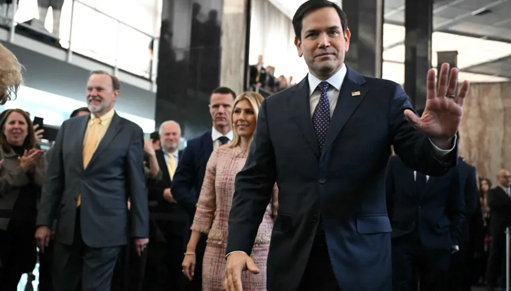 وزير الخارجية الأميركي يدعو إلى عملية انتقالية "شاملة" في سوريا