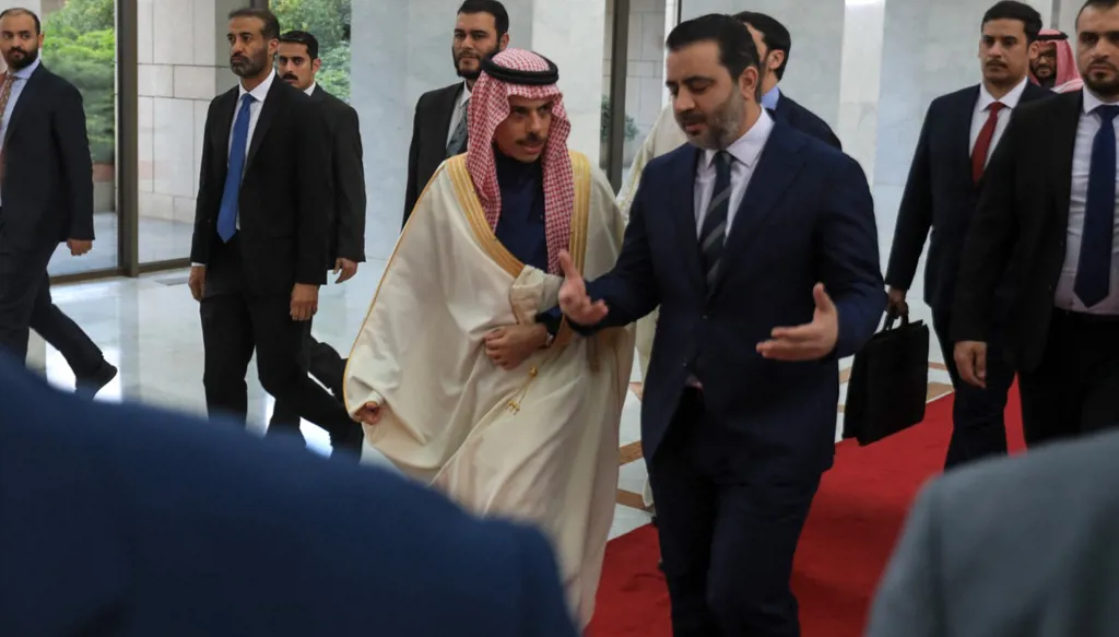 مخاوف من "نبوءة حمص" وتضارب أجندات في يوم سوري طويل