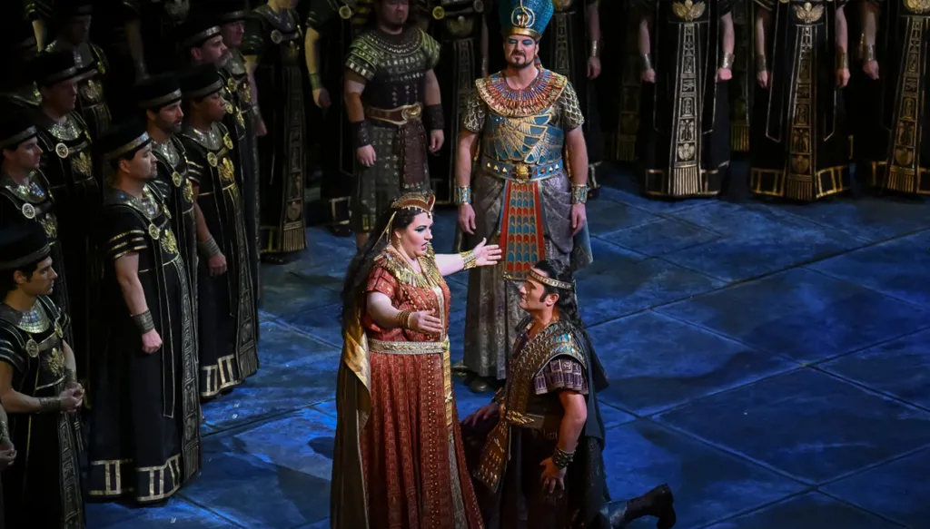 الطابع "الاستشراقي" لأوبرا "عايدة" يتكيّف مع الجمهور الشاب في دار متروبوليتان