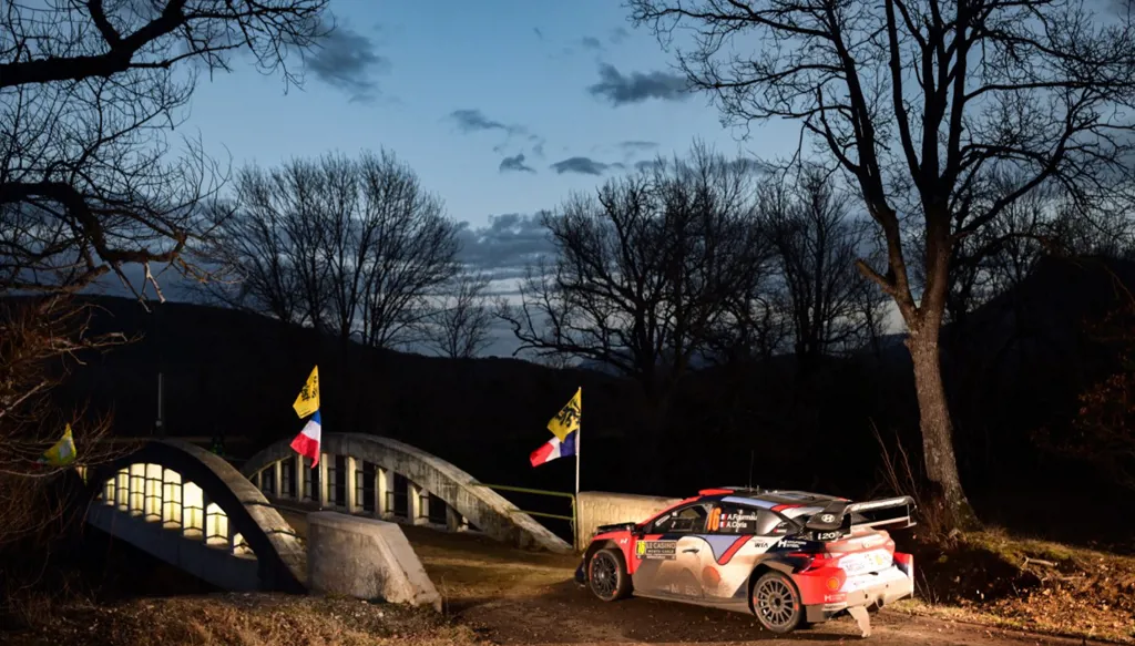 أوجييه يواصل التحليق في صدارة رالي مونتي كارلو