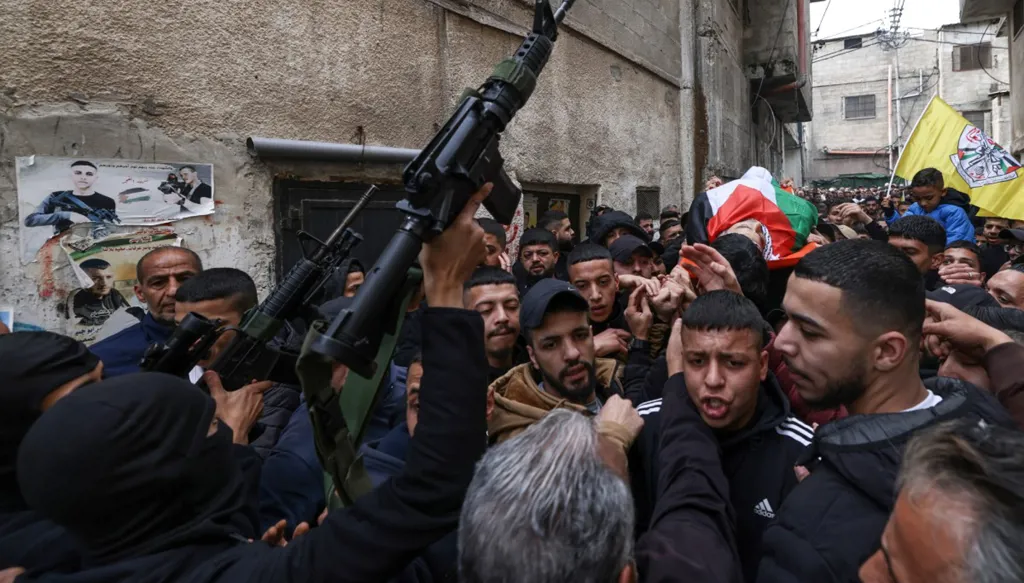 اسرائيل تعتزم هدم قرية في الضفة... وقصف على مخيم بلاطة