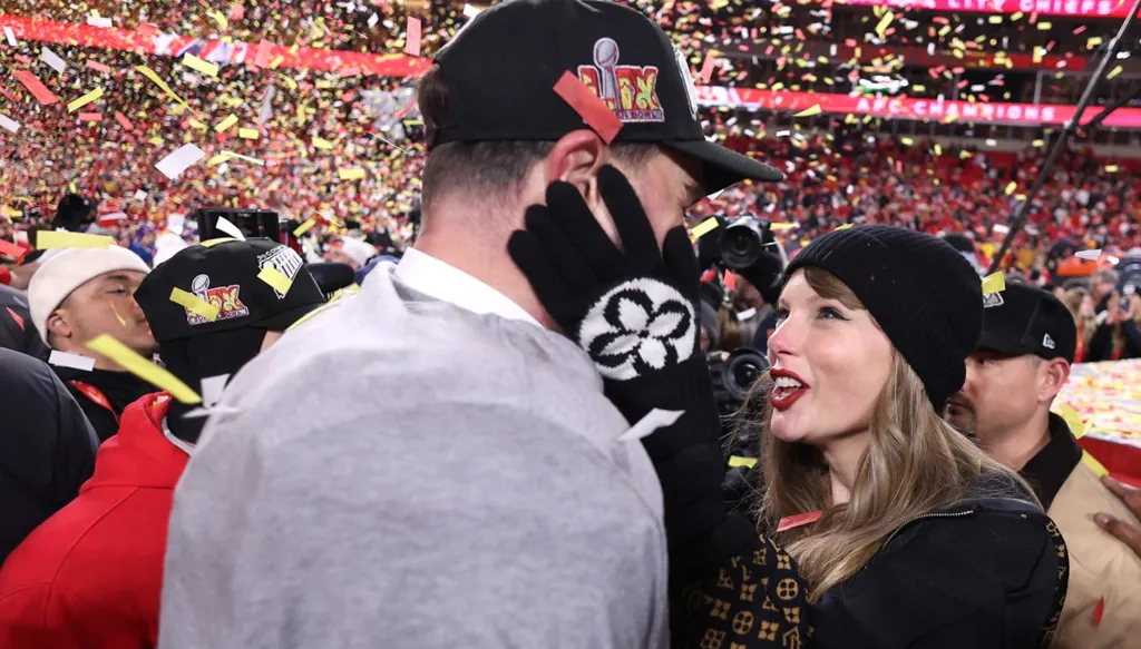 تايلور سويفت وقبلة الانتصار لترافيس كيلسي (صورة)